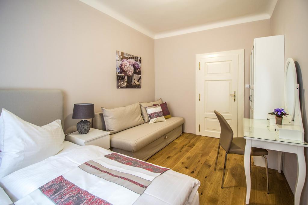 Апартаменти Unique 250m From The Charles Bridge Прага