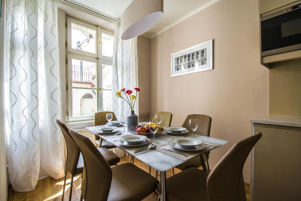 Апартаменти Unique 250m From The Charles Bridge Прага