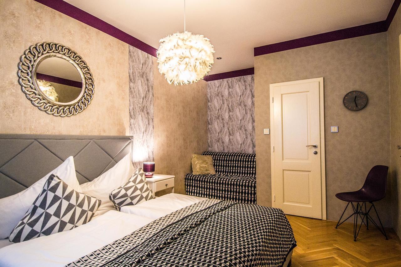 Апартаменти Unique 250m From The Charles Bridge